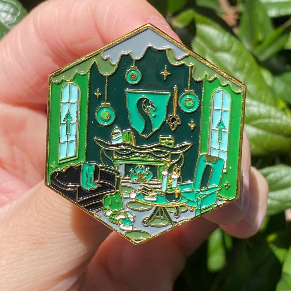 Harry Potter Slytherin common room texture details with Green and Gold Tone NWT